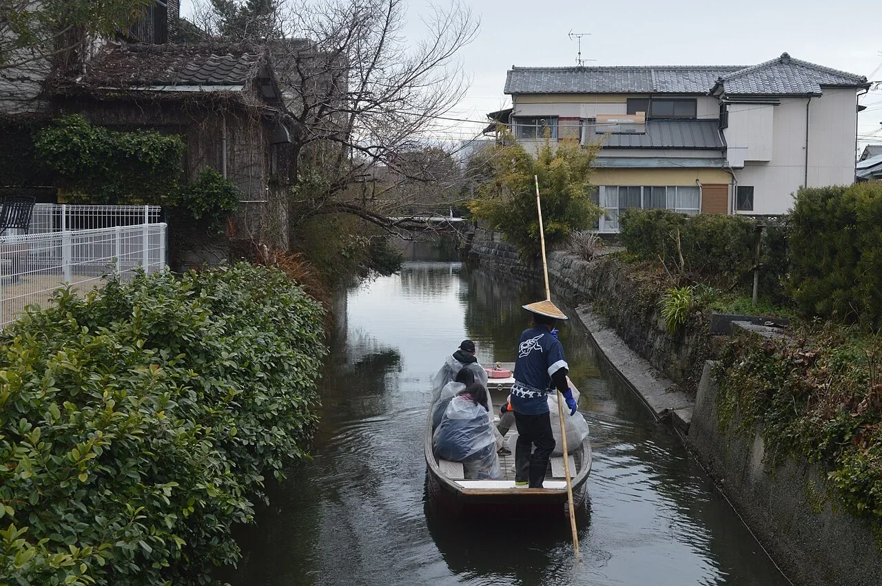 冬季遊客穿著雨披乘坐柳川小舟