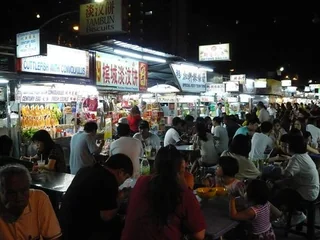 檳城 Gurney Drive 熟食中心的舊照片，呈現小販中心的用餐方式。
