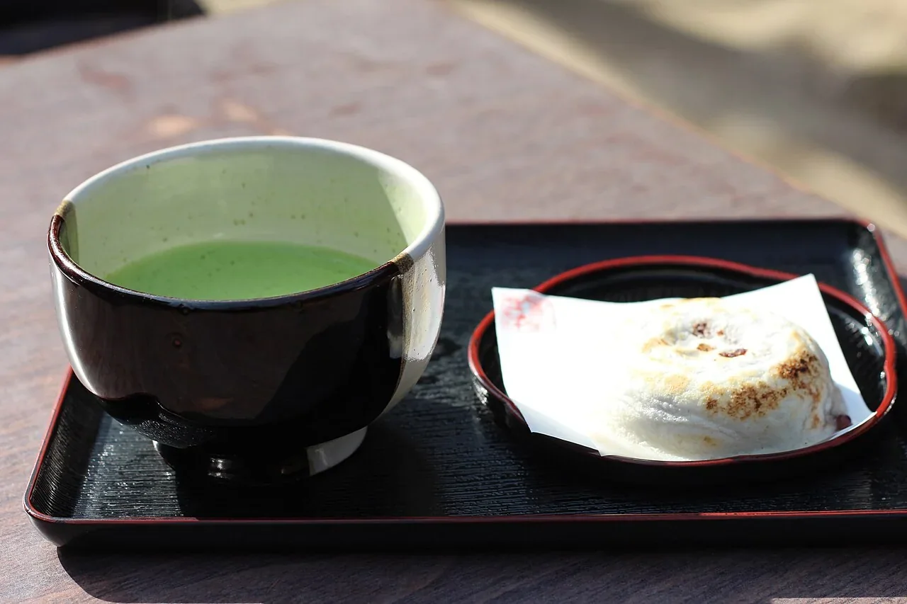 烤製的梅枝餅與抹茶