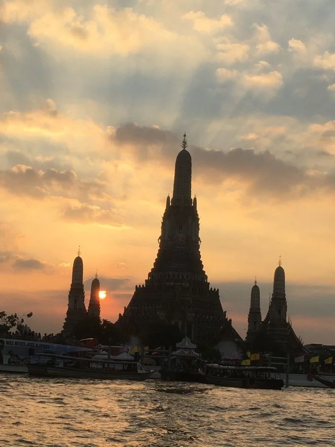 夕陽時從昭披耶河拍攝鄭王廟的遠景