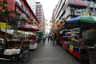 吉隆坡茨廠街街道與兩側攤販、頭頂掛著燈飾的實景