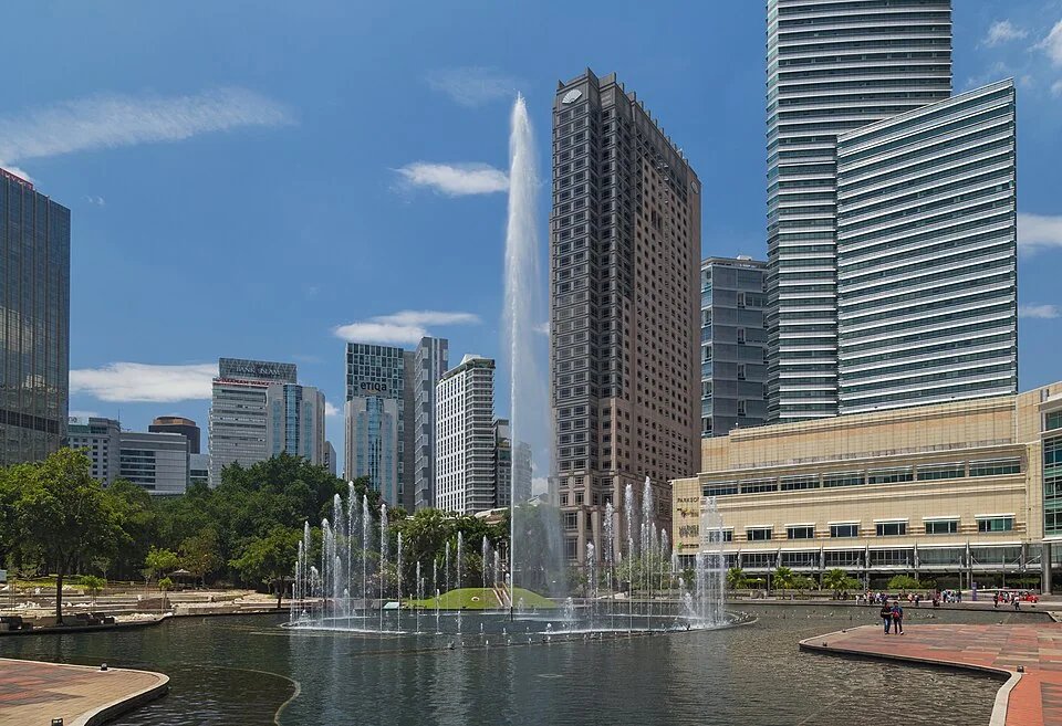 吉隆坡 KLCC 公園 Symphony Lake 湖畔噴泉與周圍高樓