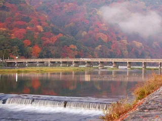 渡月橋與嵐山山巒的秋色
