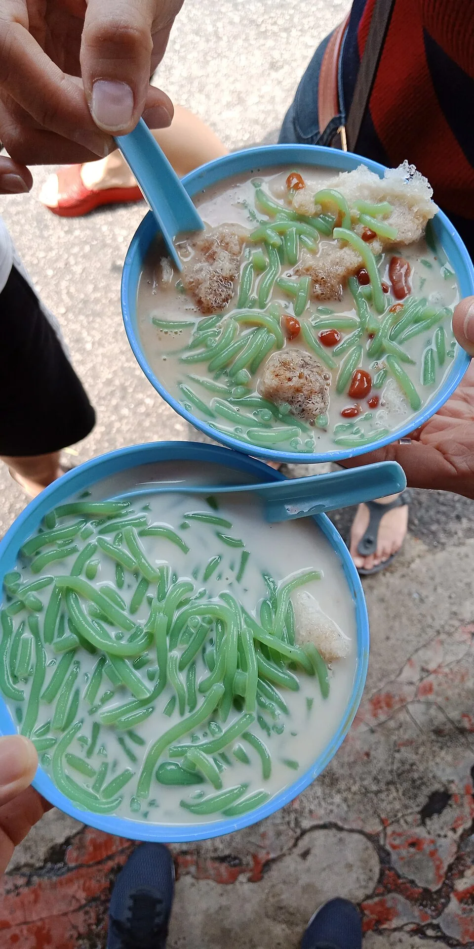 檳城煎蕊實拍,椰奶與綠色粉條、紅豆等配料常見。