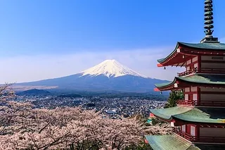 富士吉田忠靈塔與富士山
