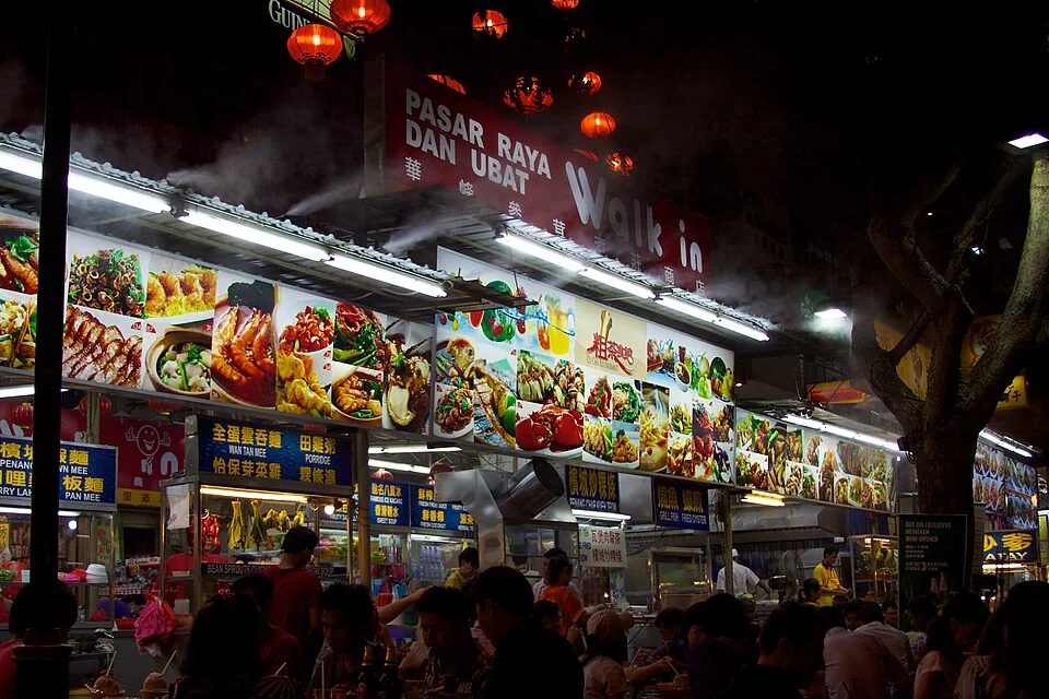 阿羅街夜間餐館排列、燈光招牌與往來人群