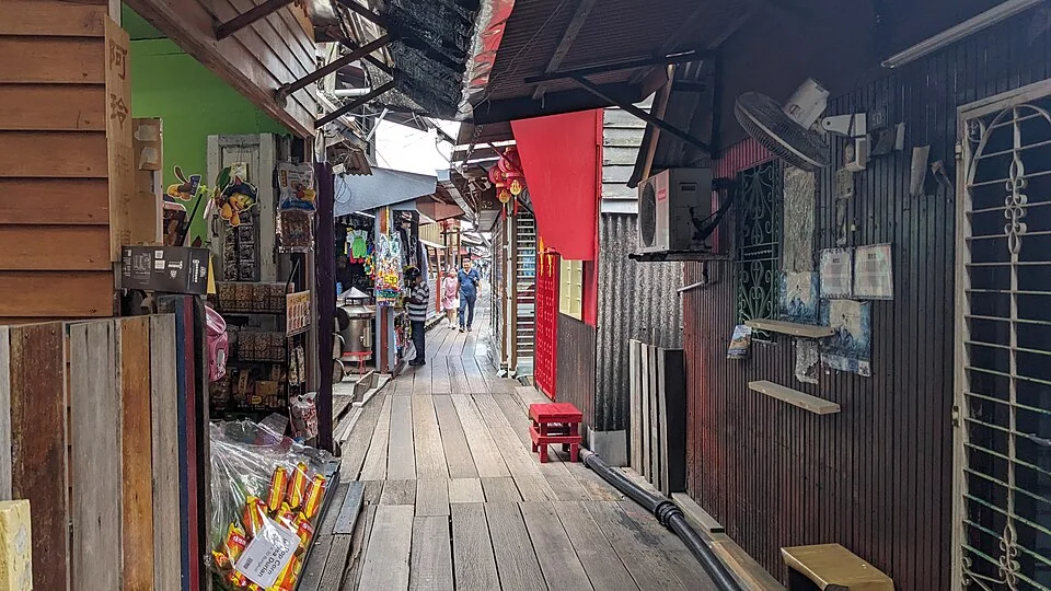 周姓橋木造窄巷道,屋簷與居民商店沿步道延伸