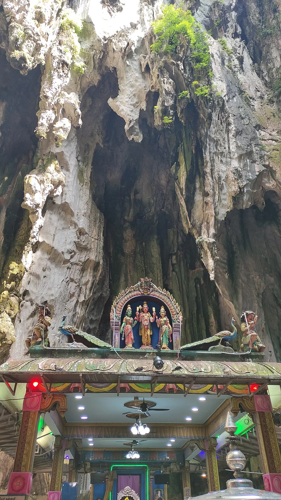 黑風洞寺廟洞穴內的印度教神龕及高聳石灰岩壁