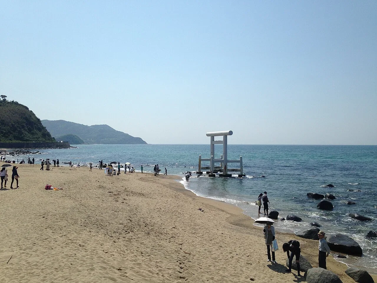 海岸上的雪白鳥居與延伸的沙灘