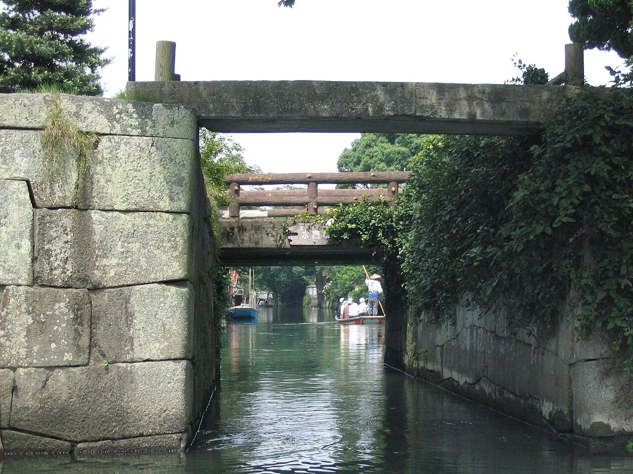 柳川水道內前方連續跨過的矮橋