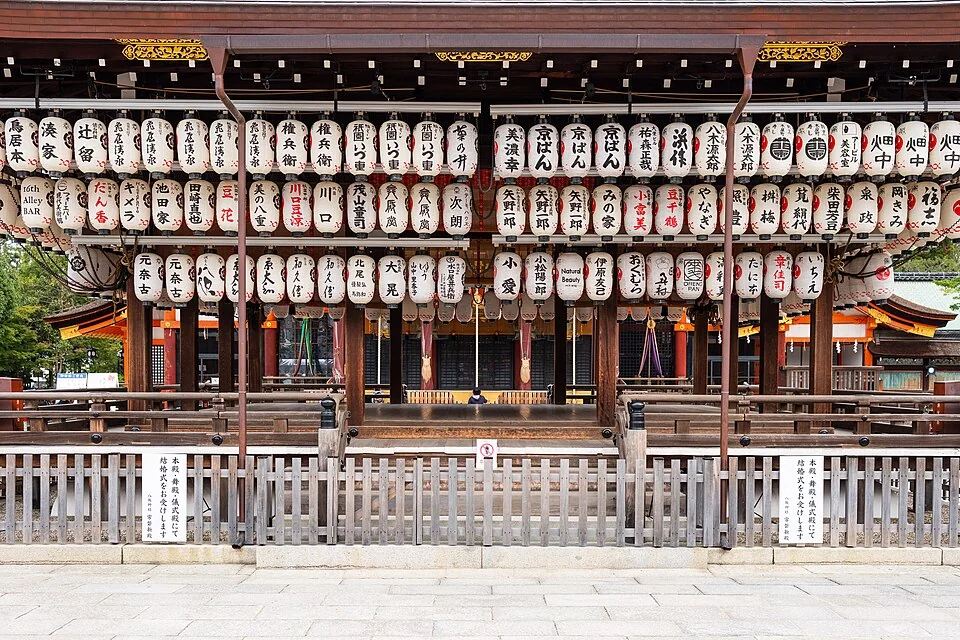 八坂神社舞殿,屋簷下掛有許多提燈