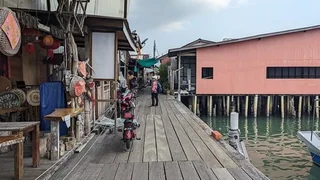 2024 年周姓橋木棧道，兩側是架在海面上的住家