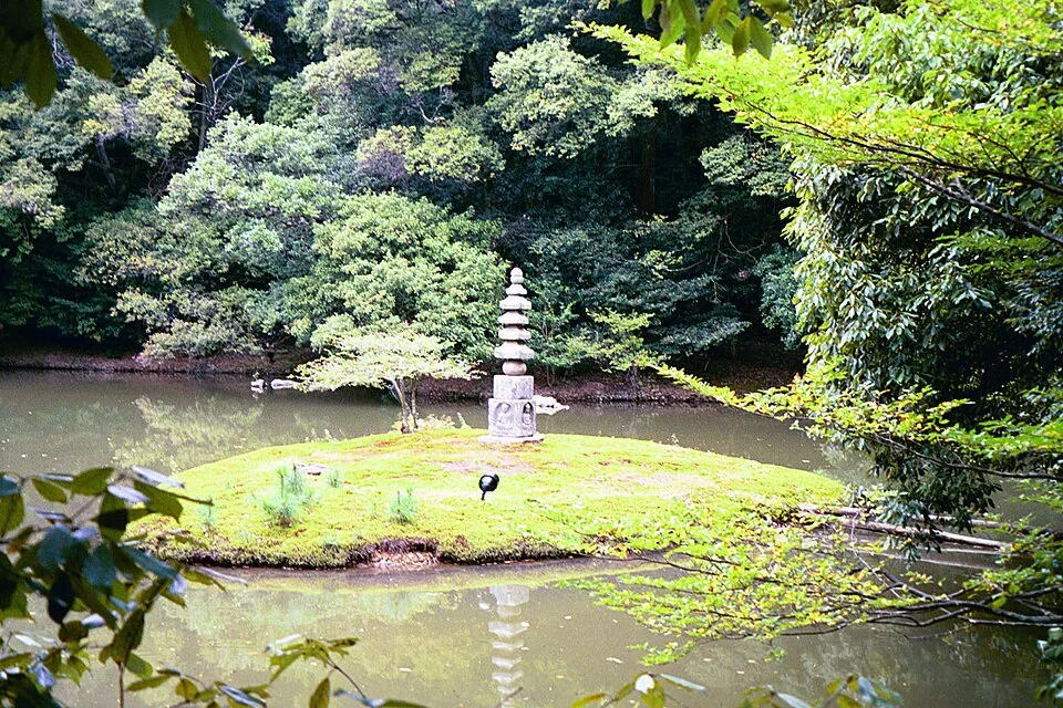 安民澤池中的白蛇塚