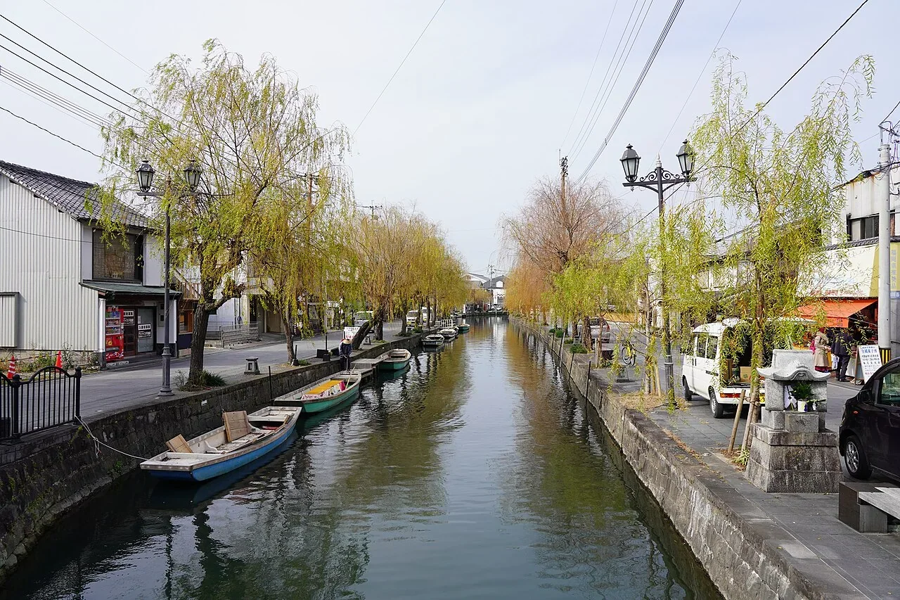 柳川市街運河、繫在岸邊的小船與沿岸柳樹