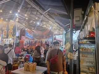 阿羅街夜間街道兩側的攤位與用餐人潮