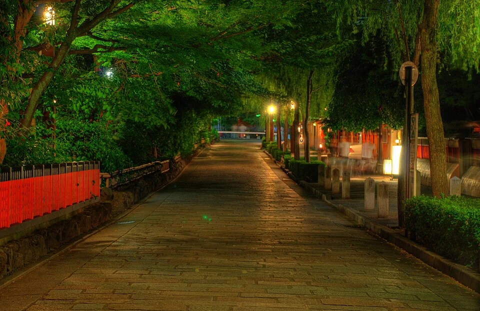 祇園新門前通沿著白川河畔的街景