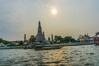 昭披耶河上遠望鄭王廟中央佛塔的夕陽河岸實景
