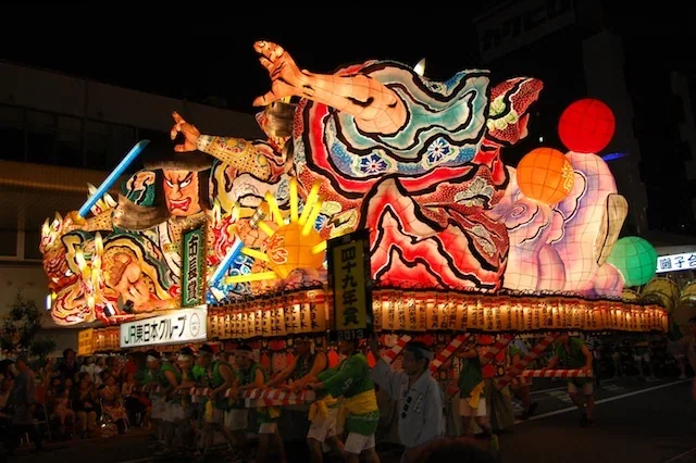 青森市夏季睡魔祭夜間大型燈籠山車