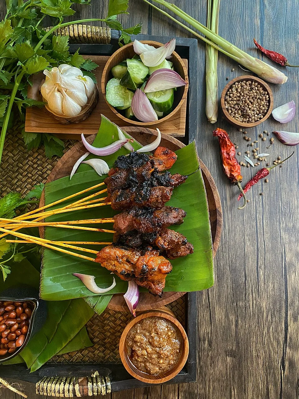 馬來西亞沙嗲肉串搭配花生醬、黃瓜與其他配料