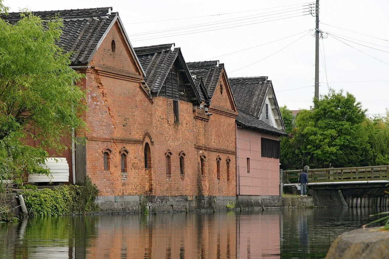 沿柳川水道而建的歷史紅磚倉庫與橋樑