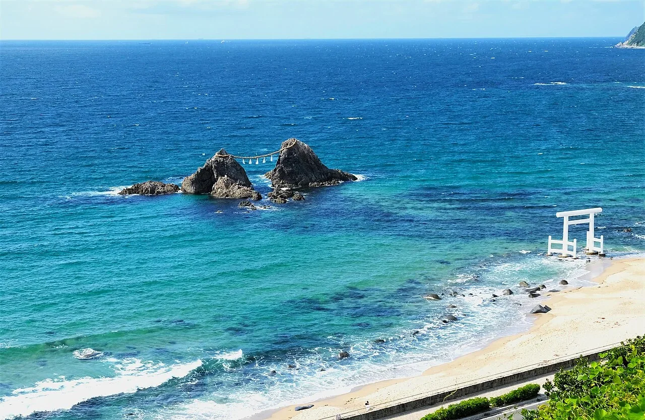 海中夫婦岩上的注連繩,見證每年更新的神事