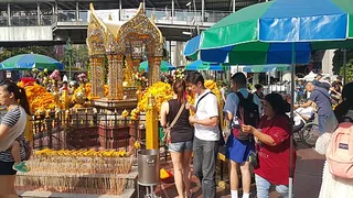 拉差帕頌路口愛侶灣神壇，信眾在城市街景裡參拜