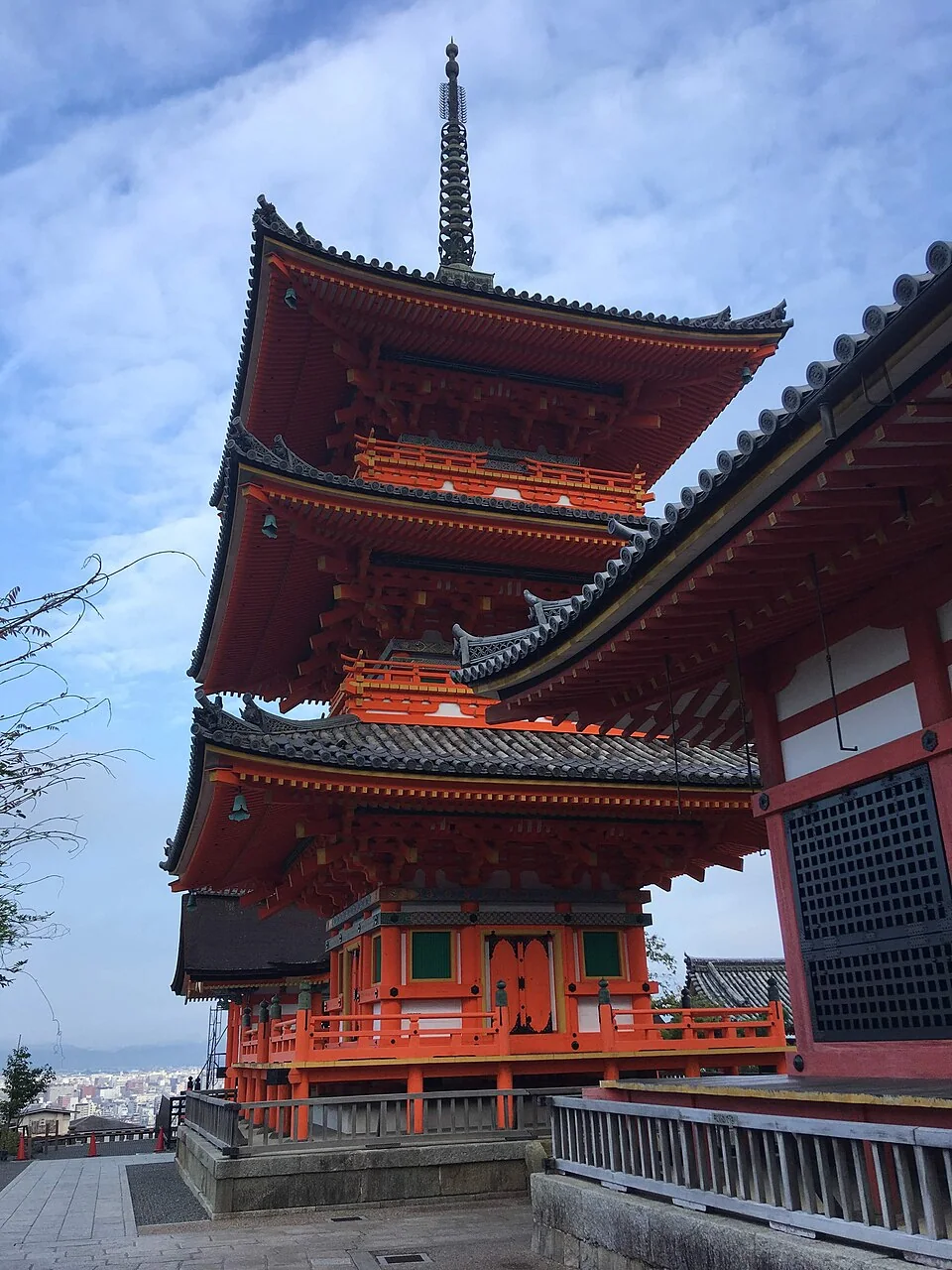 朱紅色三重塔,是清水寺醒目的建築之一