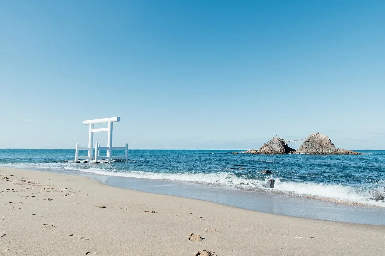 海岸上的白色鳥居與玄界灘中的夫婦岩
