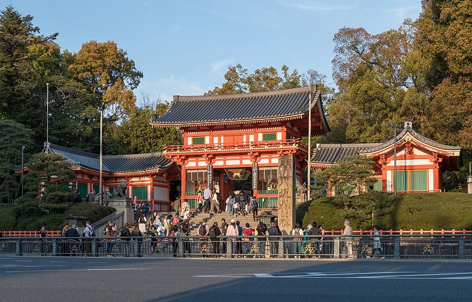 京都八坂神社面向四條通的朱紅色西樓門