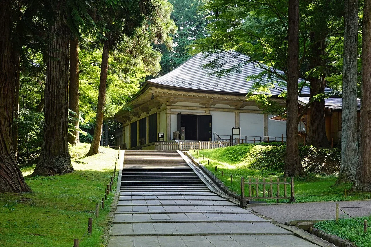 中尊寺金色堂覆堂與杉林參道・實景照片