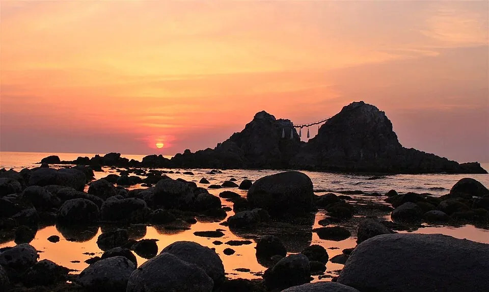 暮色中的夫婦岩與糸島海面