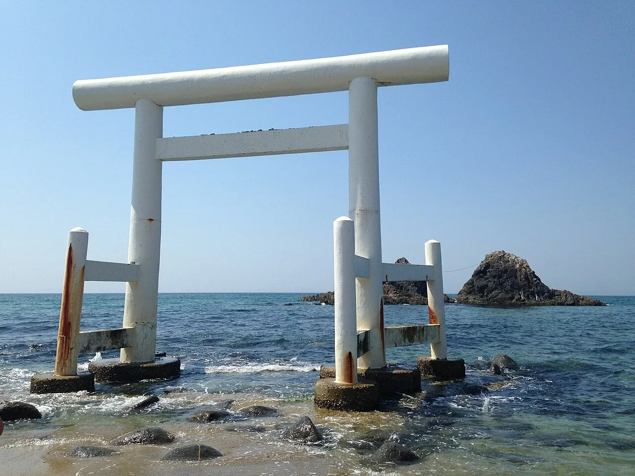 白鳥居、海浪與岩石交織的海岸線