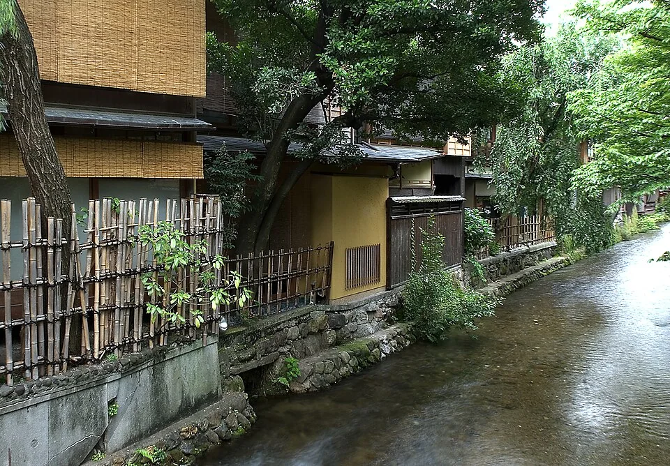 祇園白川沿岸町家與水道景色