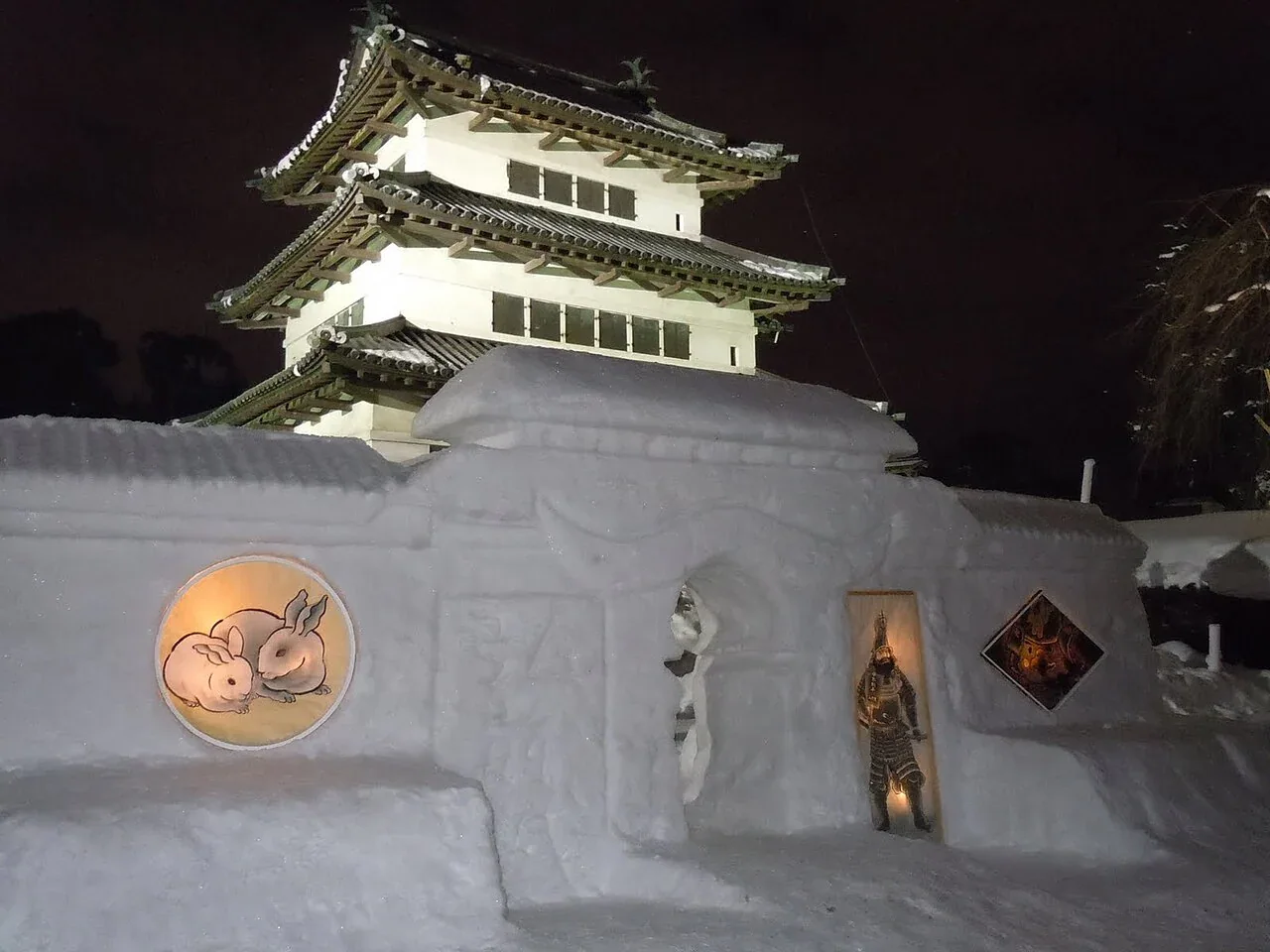 弘前城雪燈籠祭期間雪地與夜間燈光（2011 年照片）