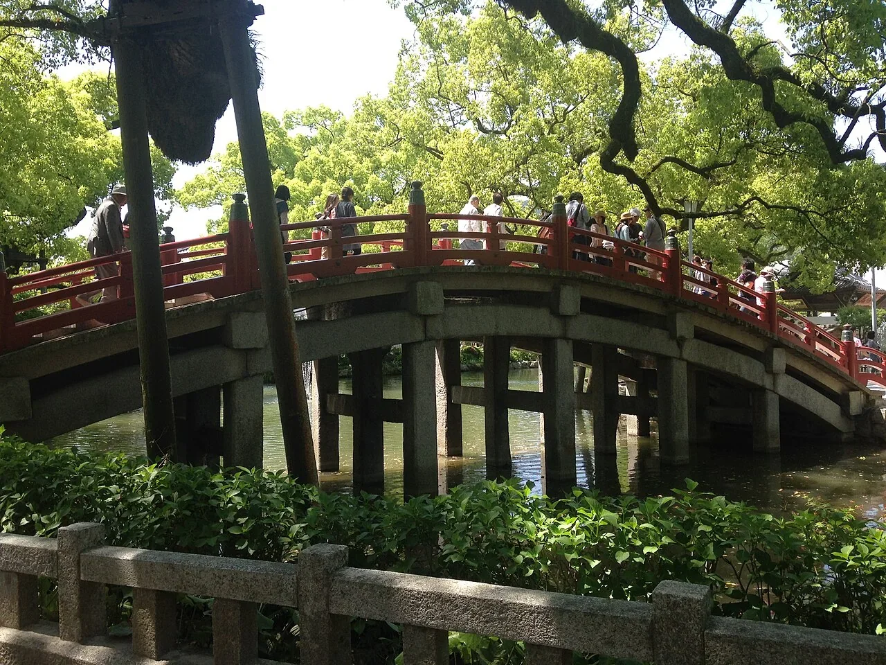 太宰府天滿宮心字池上朱紅太鼓橋與林木