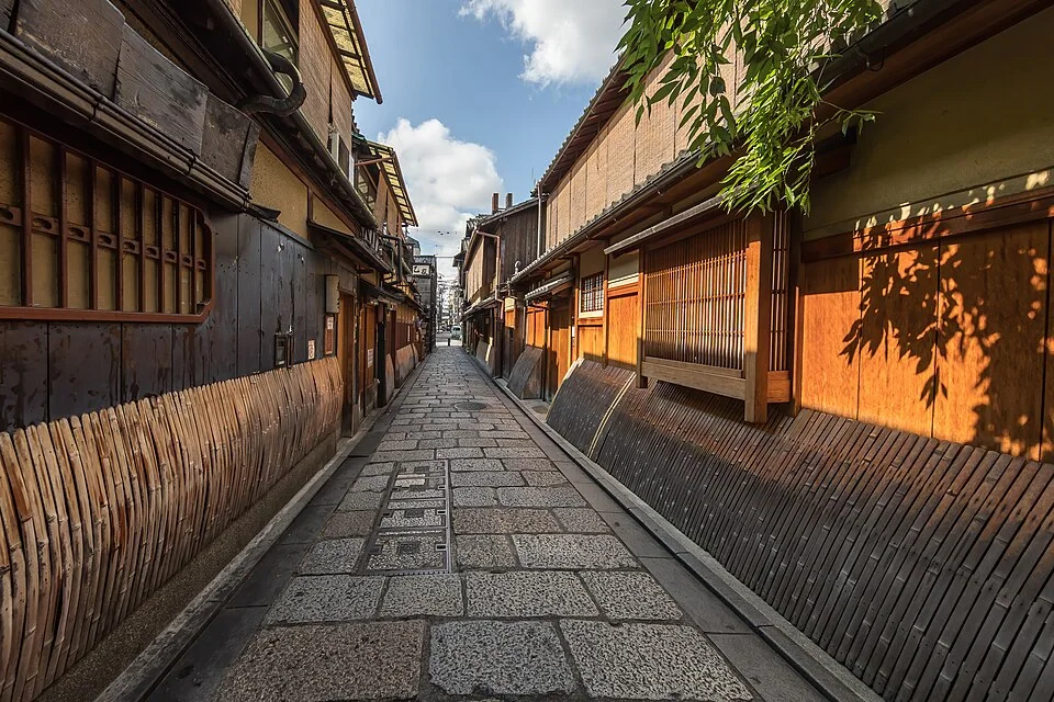 祇園白川巽橋一帶的石板路與竹簾町家