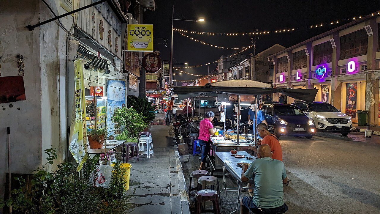 喬治市汕頭街入夜後的小販攤位與騎樓街景